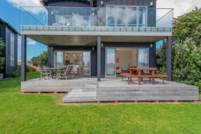 Matarangi Lakeside Gem - Golfers Dream!